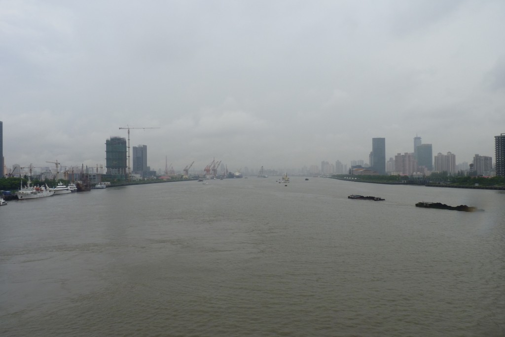 Just another rainy day in Shanghai. [2010/09/14 - Su Zhou Hao/Shanghai Ferry Terminal]