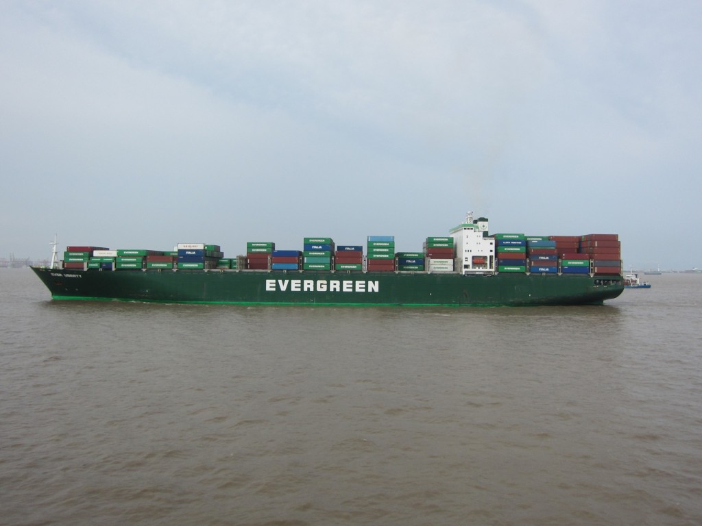 Not much going on out here - only water and ships...like the Evergreen... [2010/09/15 - Su Zhou Hao]