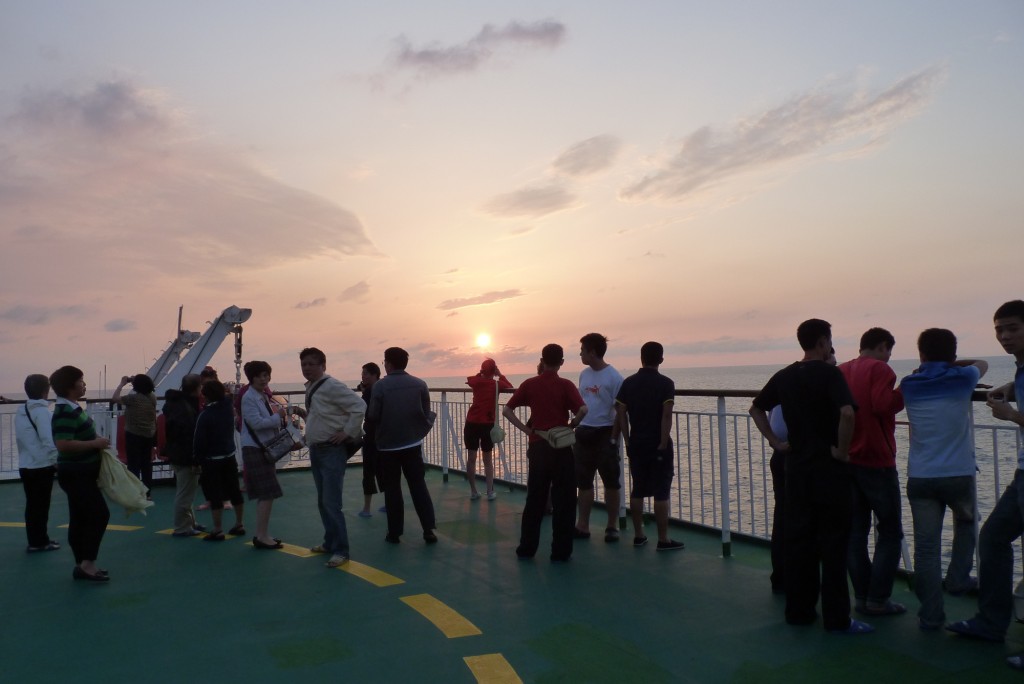 Lots of people on deck for the sunset. [2010/09/15 - Su Zhou Hao]