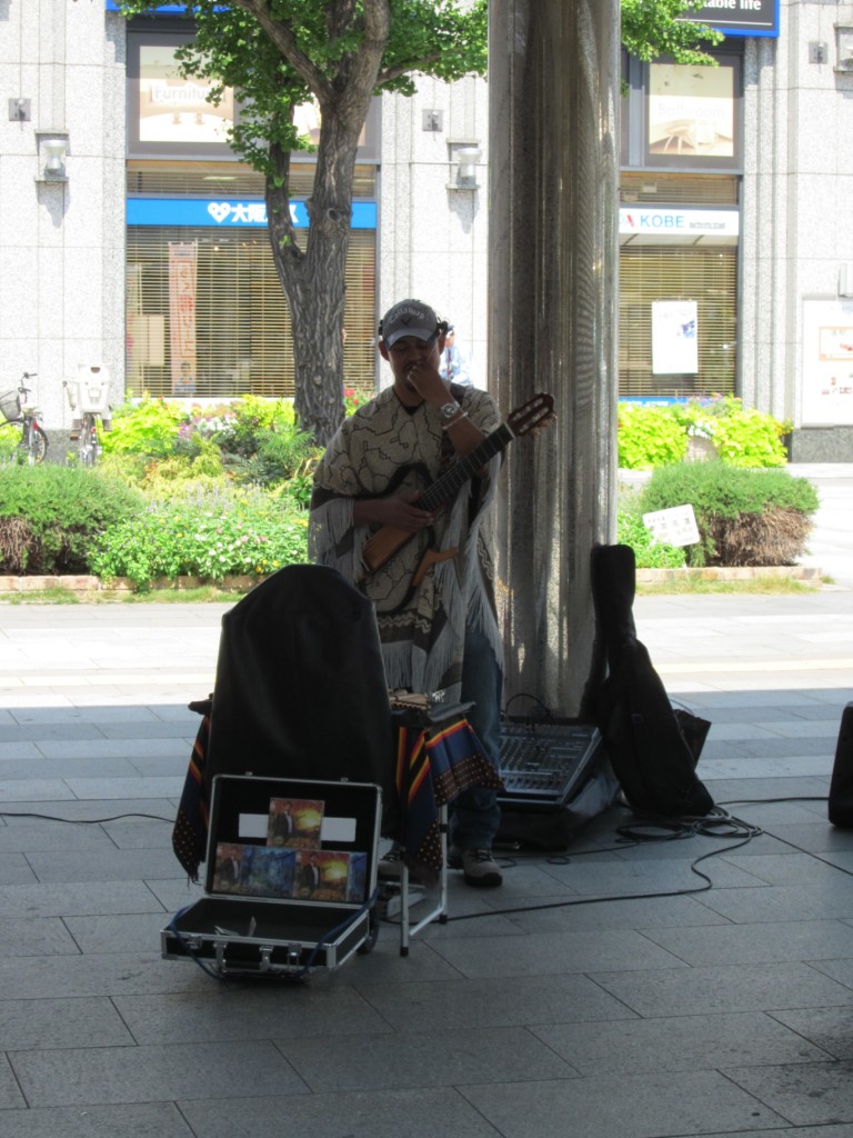 Right at the station we have another street musician. [2010/09/18 - Kobe/Kobe JR Station]