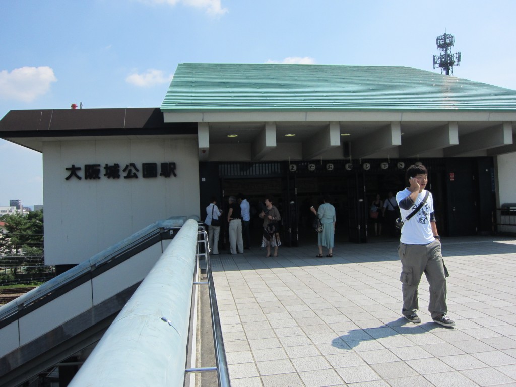 Another day and we're off to Osaka Castle. [2010/09/19 - Osaka/Osaka-jo JR Station]