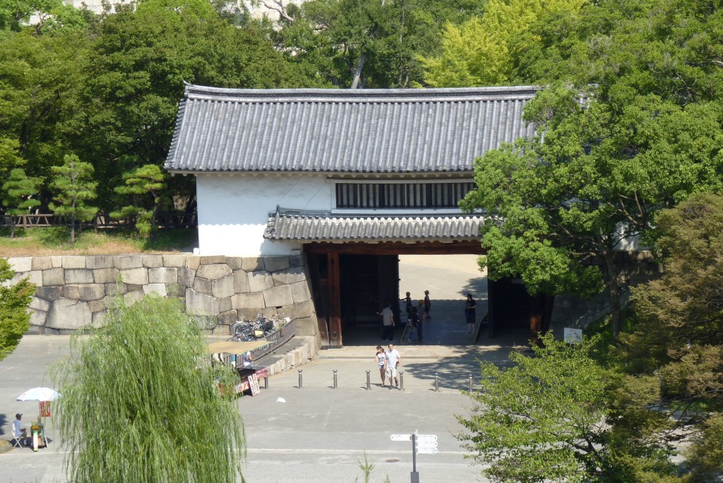 Looking back at the entrance from the castle wall. [2010/09/19 - Osaka/Osaka Castle]