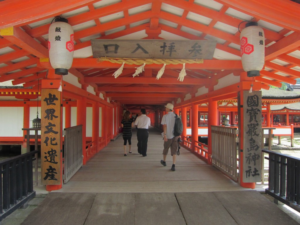 Time for a little tour of the shrine. [2010/09/21 - Miyajima]