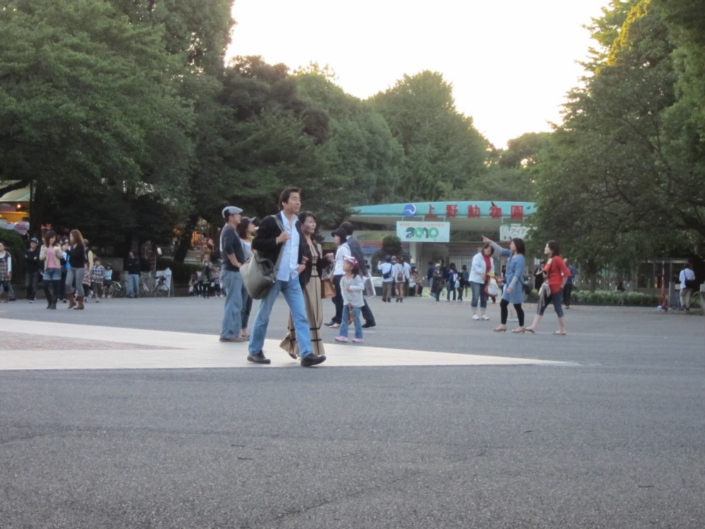 In front of the Ueno Zoo. [2010/09/25 - Tokyo/Ueno Zoo]