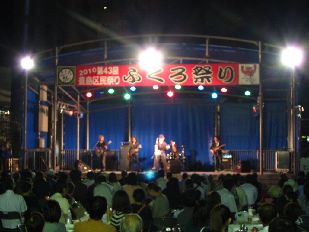 And to finish off the day, live music in front of Tokyo Station. [2010/09/25 - Tokyo/Near JR Tokyo Station]