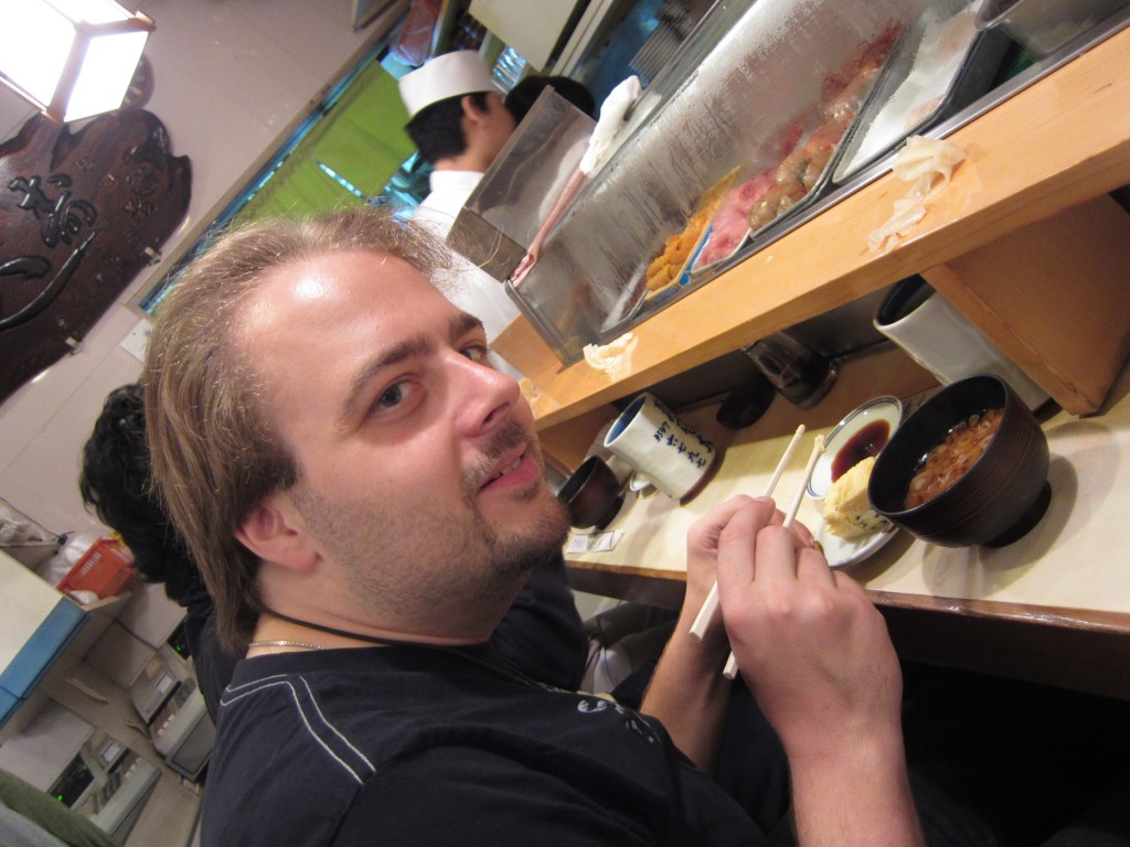 Finally inside... tea and egg for starters. [2010/09/28 - Tokyo/Sushi-dai @ Tsukiji]