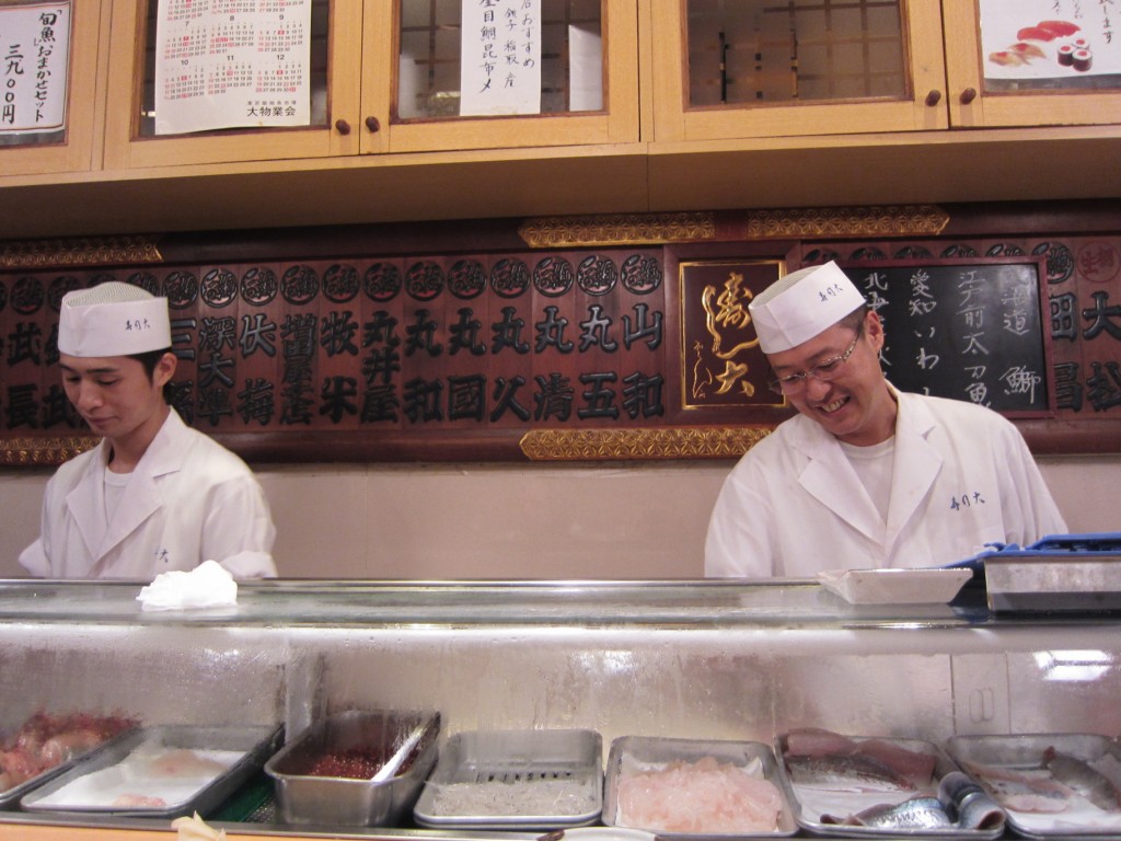 Come on...where's my sushi... [2010/09/28 - Tokyo/Sushi-dai @ Tsukiji]