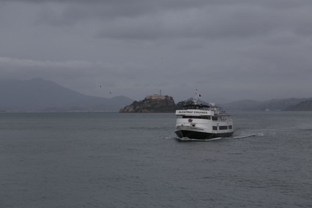 sanfrancisco-22-on_our_way_to_alcatraz_the_returning_ferry_is_the_who_brought_over_the_people_who_work_on_alcatraz_we_are_on_the_first_regular_passenger_ferry-20150302_084838_6d_img_6175_down1600