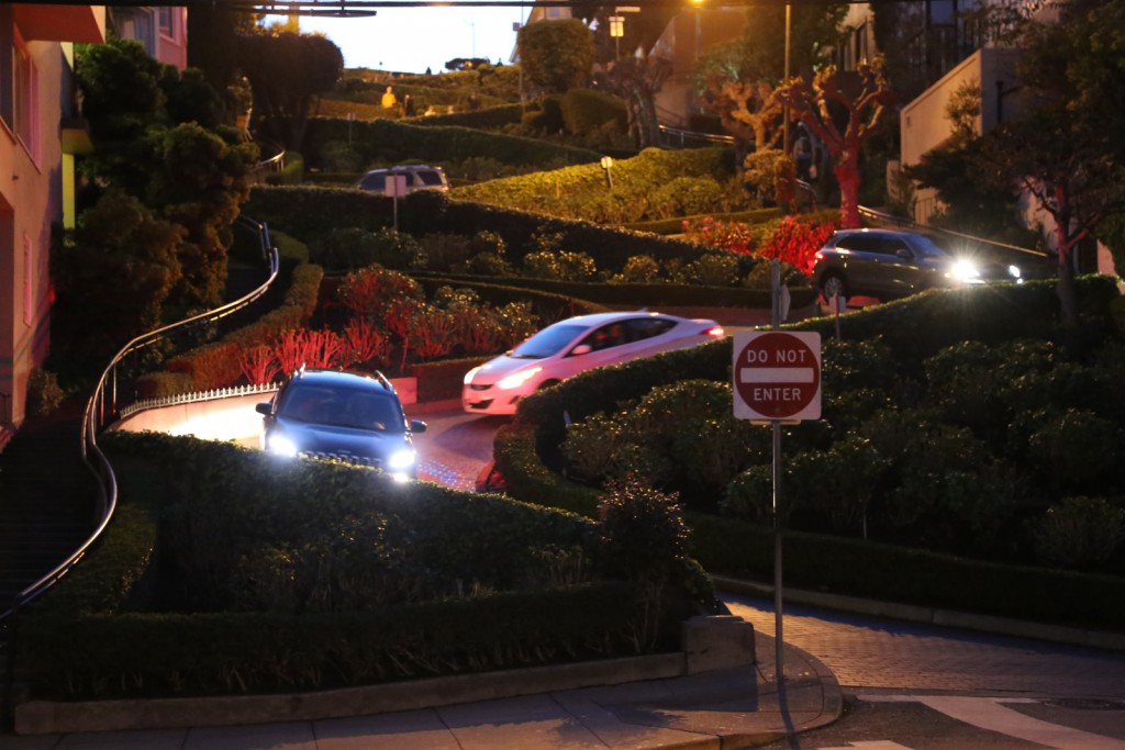 sanfrancisco-65-cars_coming_down_lombard_street_after_dark-20150305_183439_6d_img_6546_down1600