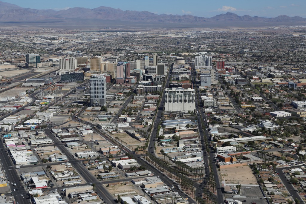 lasvegas-75-looking_down_from_stratosphere_tower_1-20150312_113254_6d_img_7194_down1600