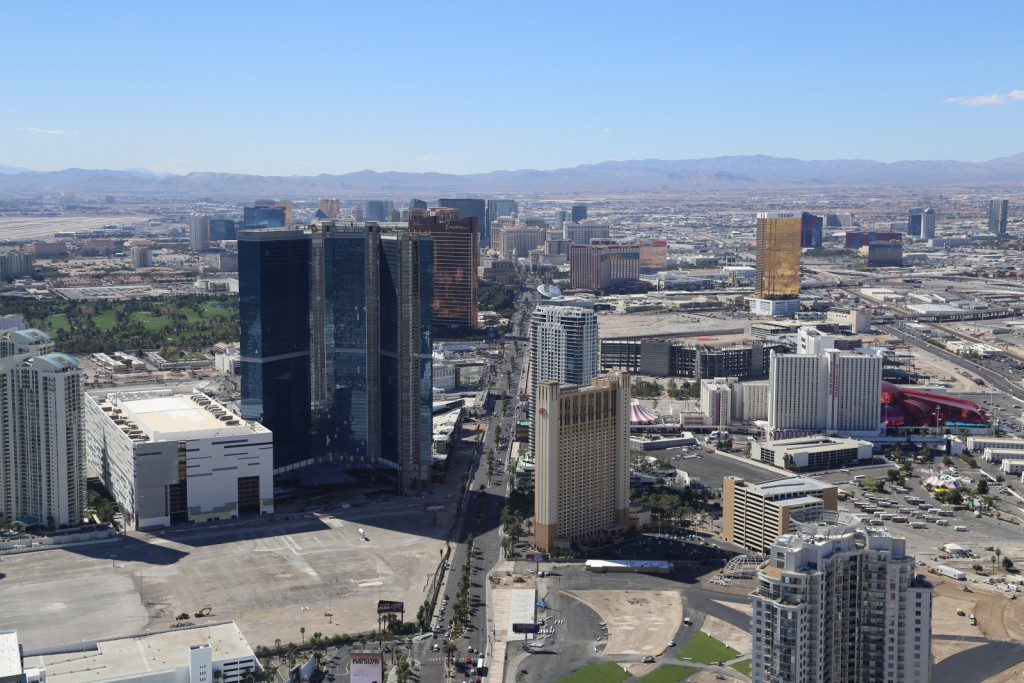 lasvegas-76-looking_down_from_stratosphere_tower_2-20150312_113514_6d_img_7201_down1600