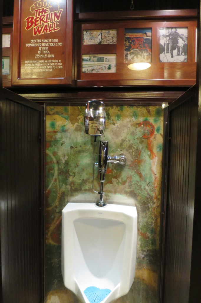 lasvegas-78-urinal_at_the_main_station_casino_has_a_piece_of_the_berlin_wall-20150312_133952_s120_img_3902_down1600