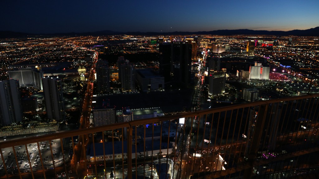 lasvegas-88-as_i_found_out_while_returning_from_my_grand_canyon_tour_even_from_over_100_miles_away_the_lights_of_las_vegas_are_still_visible-20150313_191341_6d_img_7391_down1600