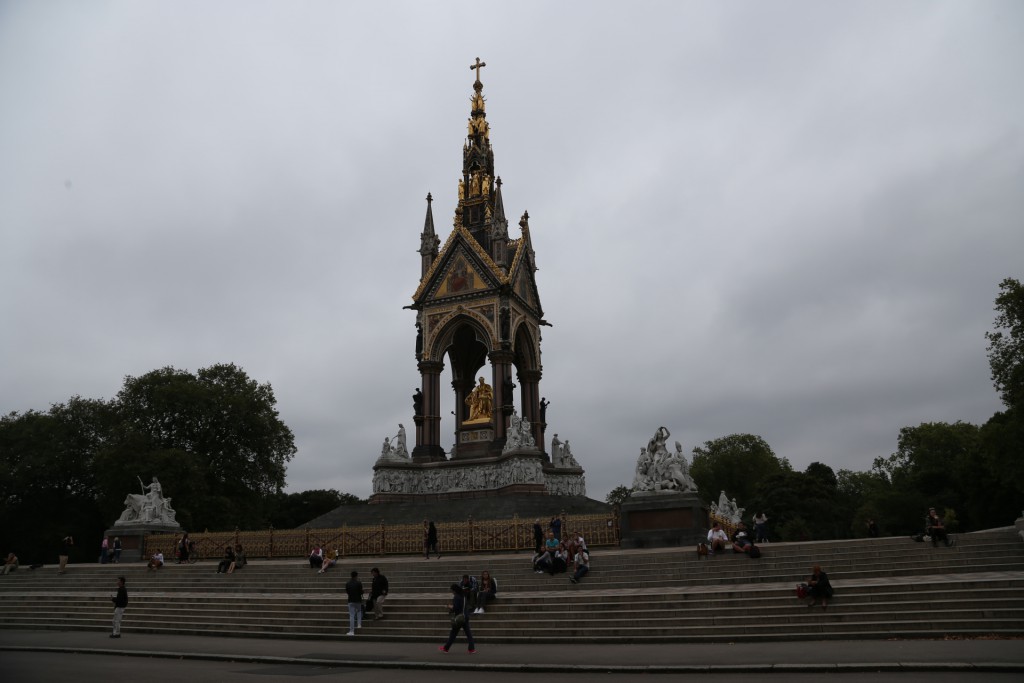 016-And_behind_the_Royal_Albert_Hall_you_can_find_the_Albert_Memorial-20160902_164617_6d_img_5263_down1920