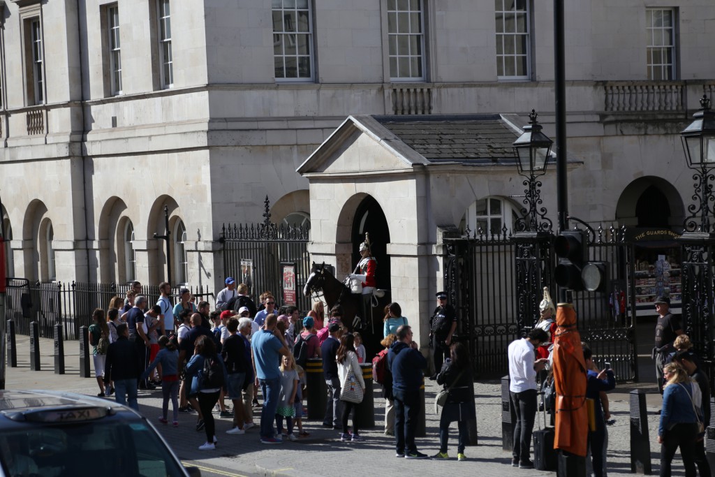 035-Big_Bus_tour_gallery_8_Horse_Guard_at_Whitehall-20160903_102652_6d_img_5379_down1920
