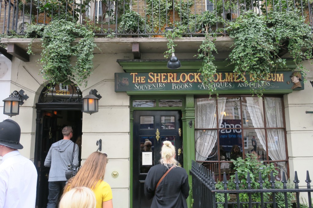 045-...but_with_a_line_stretching_down_the_block_we_opted_for_the_Sherlock_Holmes_Museum_Souvenir_Shop_instead-20160903_134453_g9x_img_1654_down1920