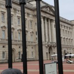064-Trying_to_look_through_the_fence_at_Buckingham_Palace_There_are_a_shitload_of_tourists_here-20160904_104800_6d_img_5637_down1920