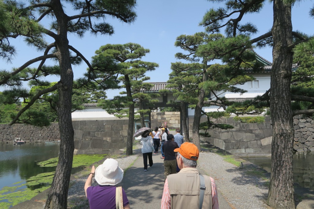 042-Then_I_went_on_the_Imperial_Palace_tour_To_be_honest_I_didnt_think_it_all_that_interesting_There_is_much_more_to_see_on_the_Kyoto_Palace_tour...-20160426_131517_g7x_img_2982_down1920