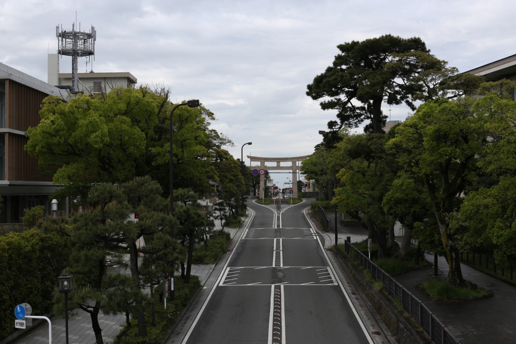 069-In_Kamakura_Well_at_home_they_might_have_route_traffic_around_an_inconveniently_placed_historial_building_Here_they_have_toriis-20160429_073850_6d_img_3248_down1920