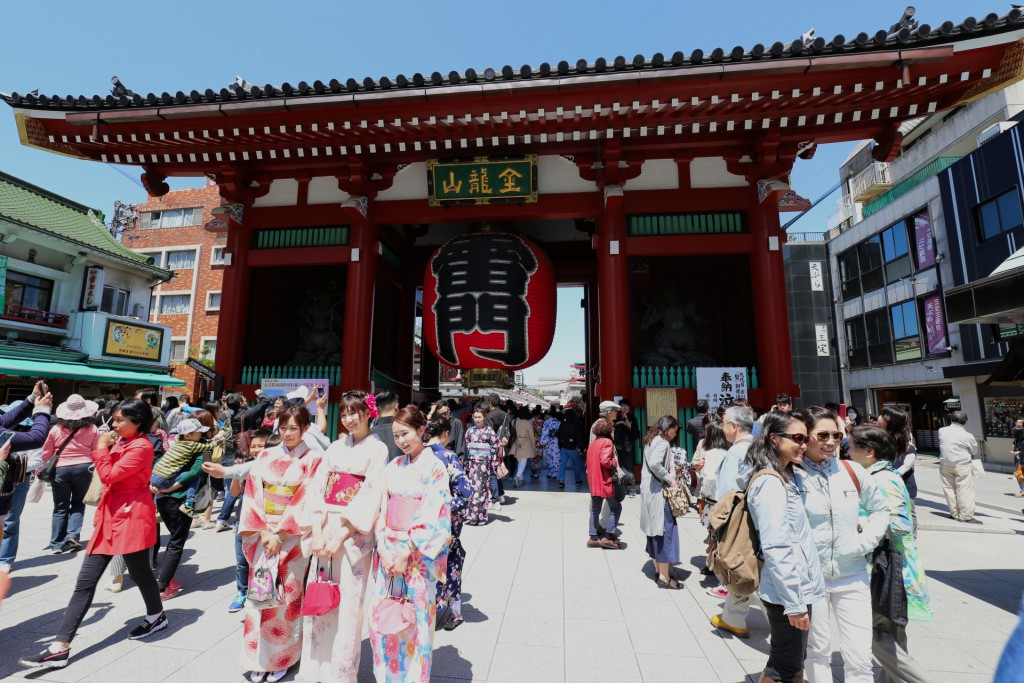 085-Back_in_Tokyo_with_still_half_a_day_left_So_where_do_you_go_Asakusa_which_as_usual_is_full_of_tourists-20160429_115844_6d_img_3373_pp_cropped_qual100_down1920
