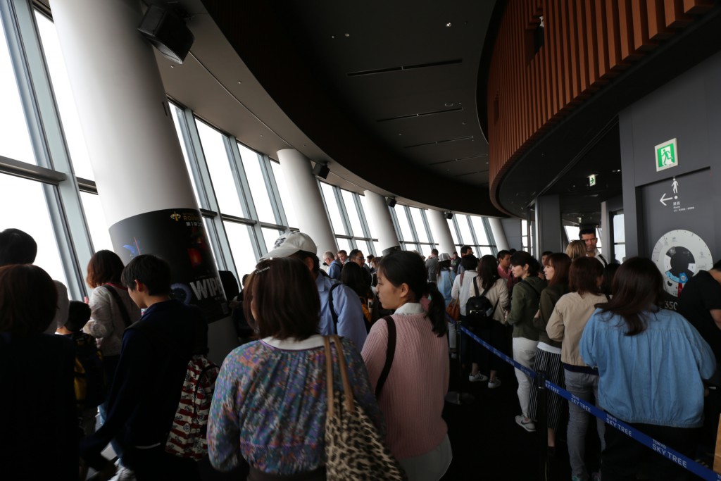 119-A_lot_more_people_up_here_on_the_Tokyo_Skytree_than_on_Tokyo_Tower-20160501_121942_6d_img_3550_down1920