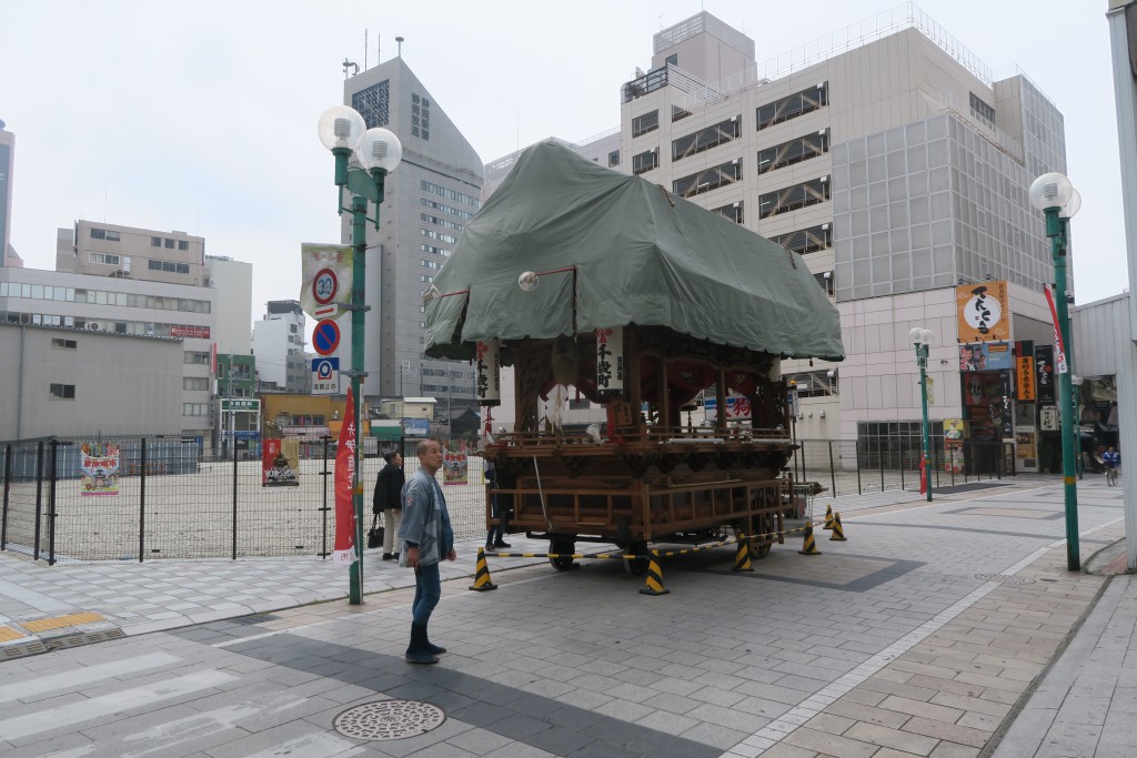 155-Walking_back_to_Hamamatsu_Station_to_catch_a_shuttle_bus_out_to_Nakatajima_This_looks_like_one_of_the_floats_they_are_going_to_parade...-20160503_092745_g7x_img_3409