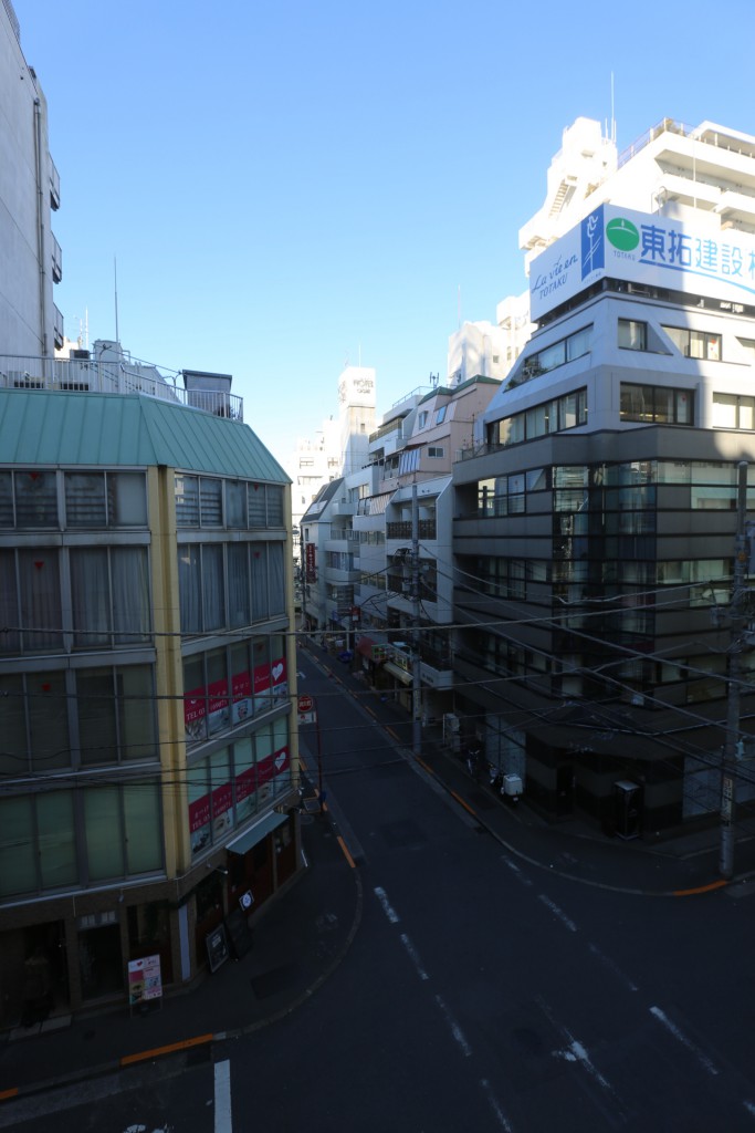 155-Day_8_Looking_out_the_hotel_window_A_sunny_day_in_Tokyo-TZ2_JST_20170212_093526_5d3_ed2b3643_down1920